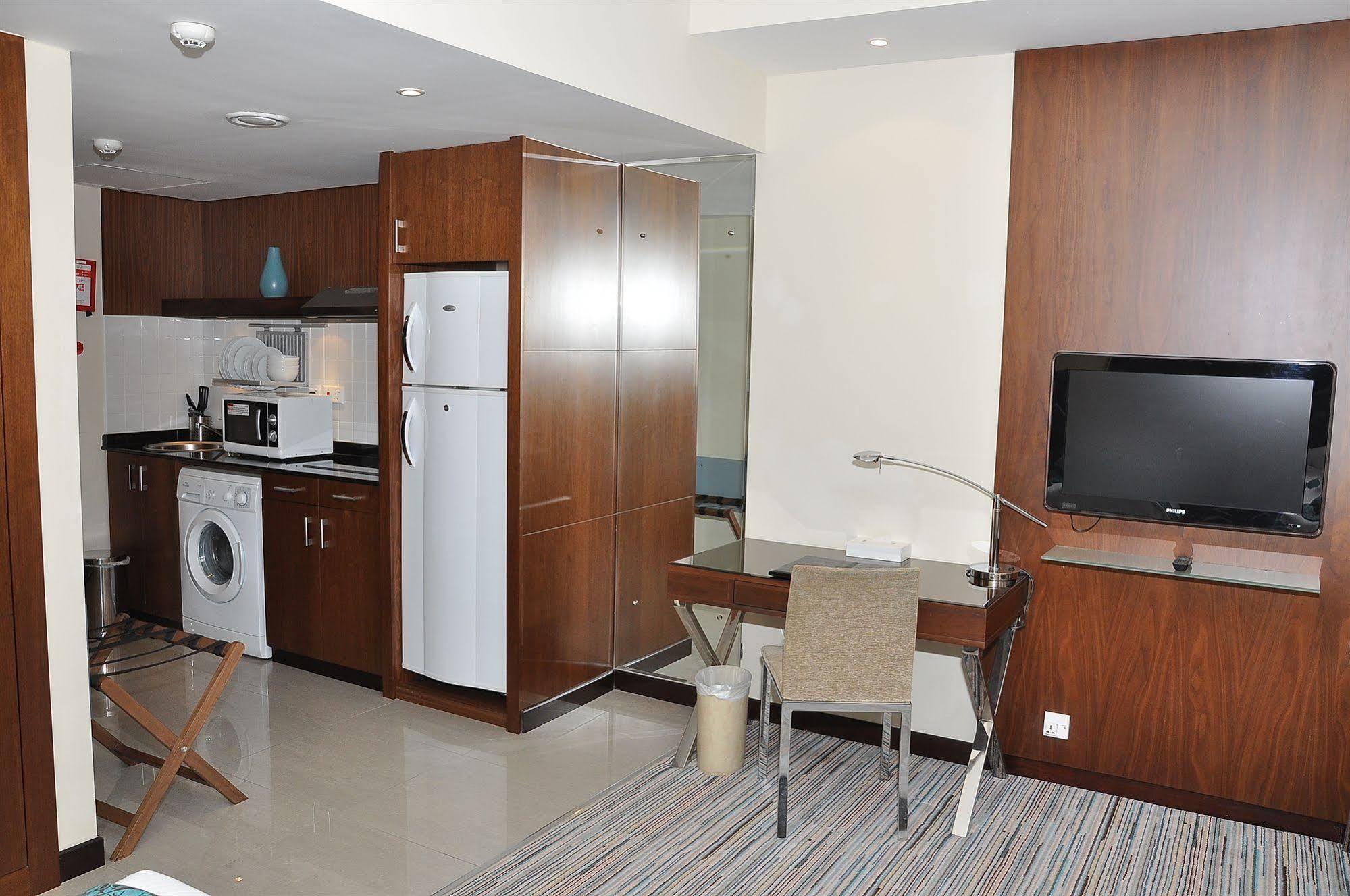 Phoenix Plaza Hotel Apartments Abu Dhabi Exterior foto